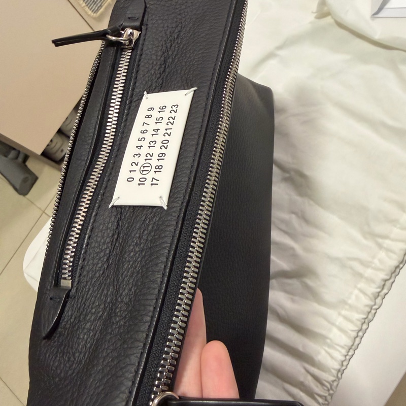 Maison Margiela 黑色皮革斜挎包 SB1WG0003-P4746 Soft 5AC on-body bag-7