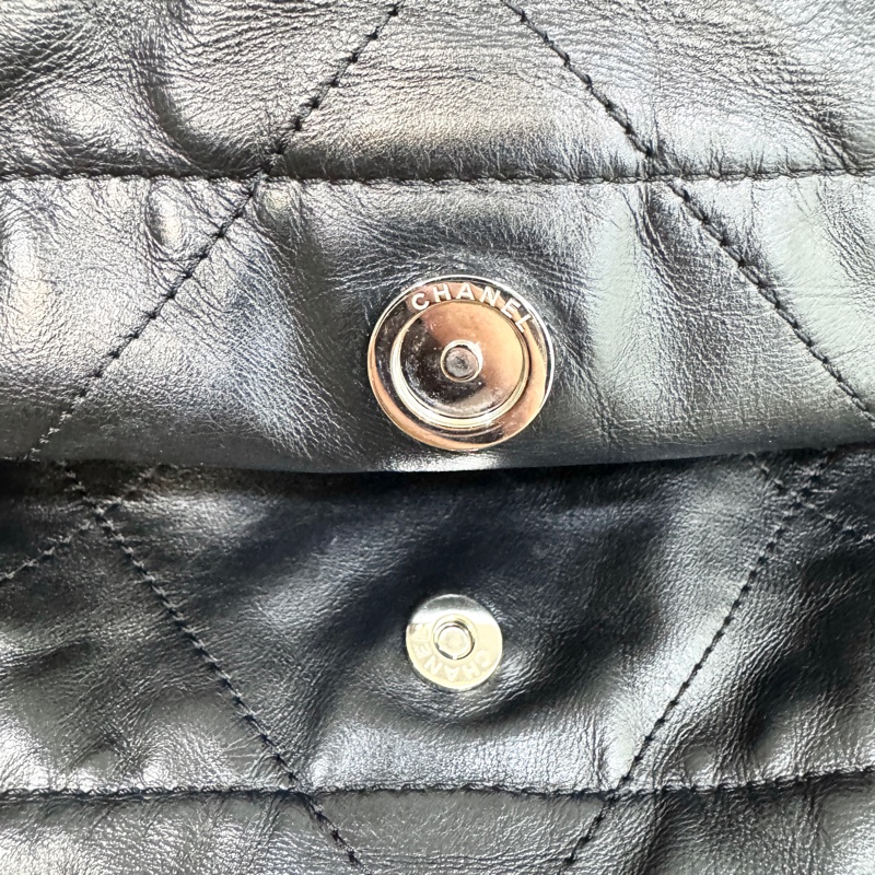 🖤 香奈兒極致黑SO BLACK Chanel黑色黑釦油蠟牛皮小號22Bag AS3260-27