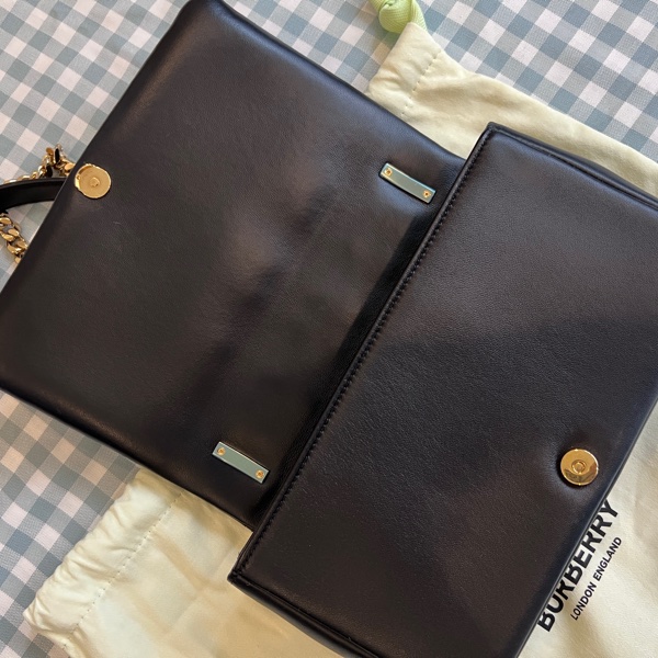 Burberry Lola 絎縫金色TB Logo斜背包-4