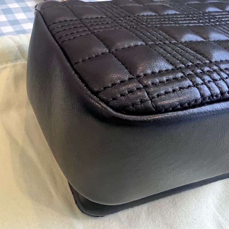 Burberry Lola 絎縫金色TB Logo斜背包-9