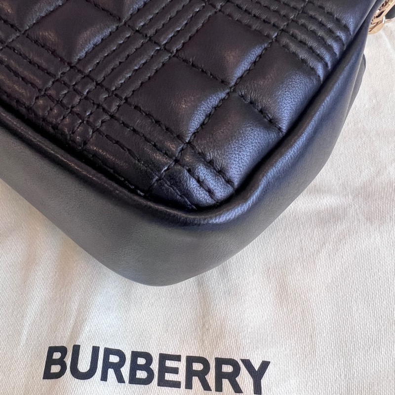 Burberry Lola 絎縫金色TB Logo斜背包-10