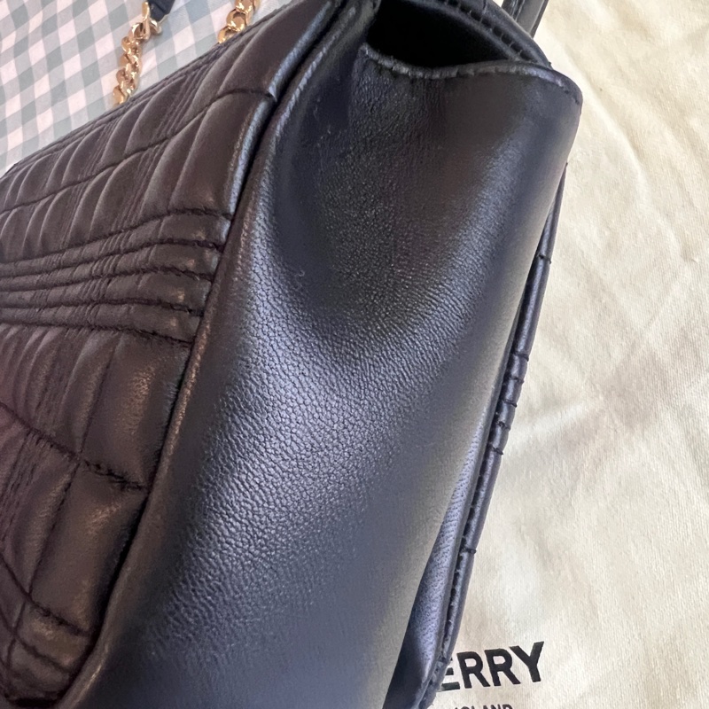 Burberry Lola 絎縫金色TB Logo斜背包-11