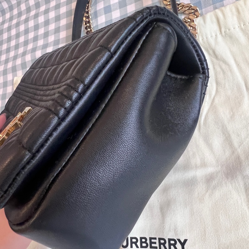 Burberry Lola 絎縫金色TB Logo斜背包-12