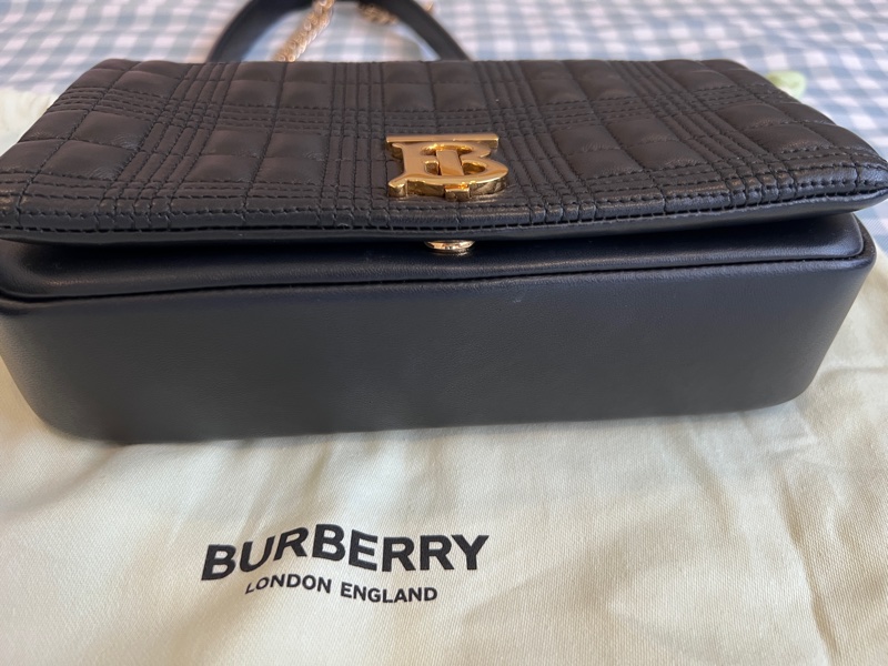 Burberry Lola 絎縫金色TB Logo斜背包-13