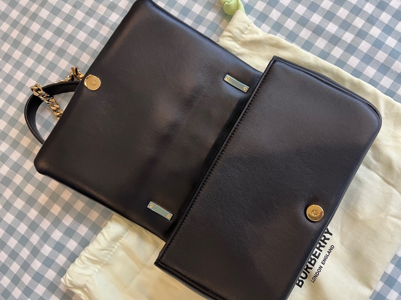 Burberry Lola 絎縫金色TB Logo斜背包-14