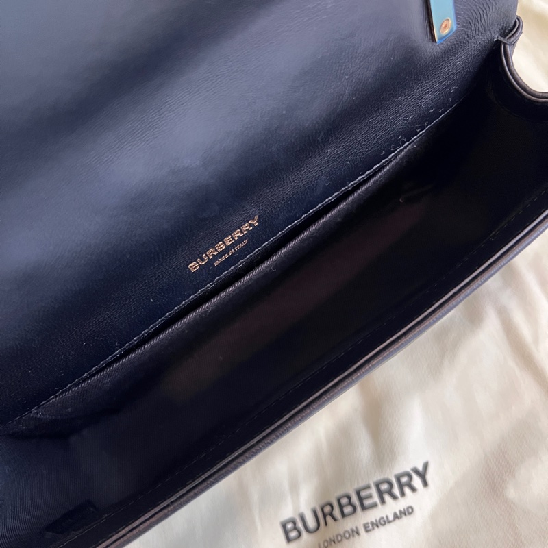 Burberry Lola 絎縫金色TB Logo斜背包-15