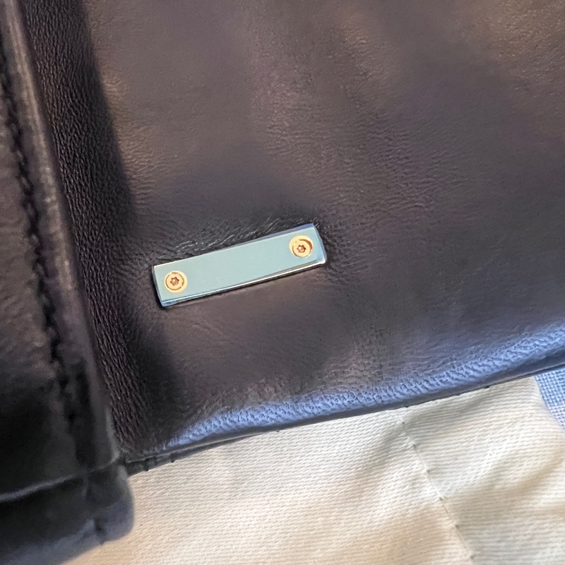 Burberry Lola 絎縫金色TB Logo斜背包-16