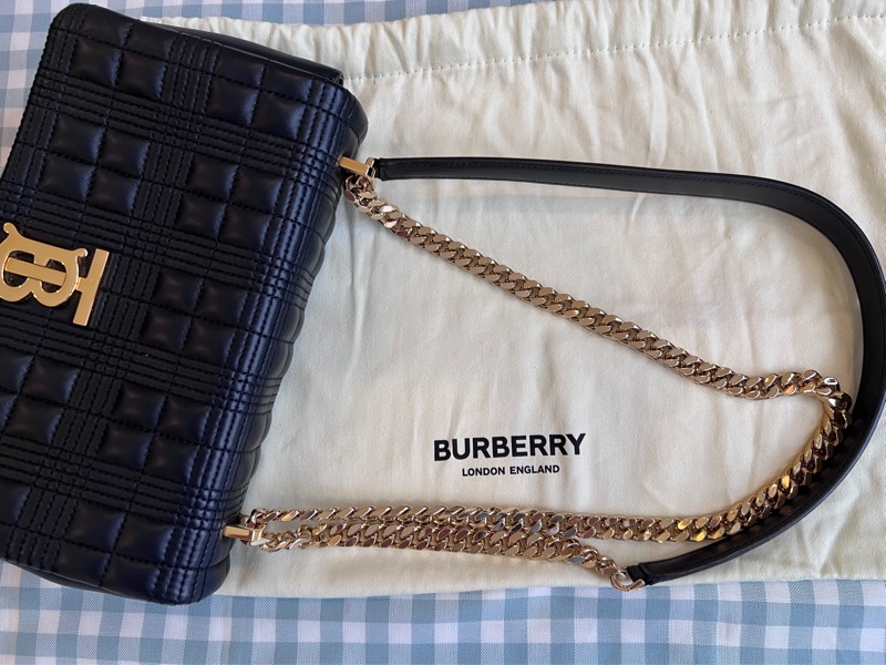 Burberry Lola 絎縫金色TB Logo斜背包-17