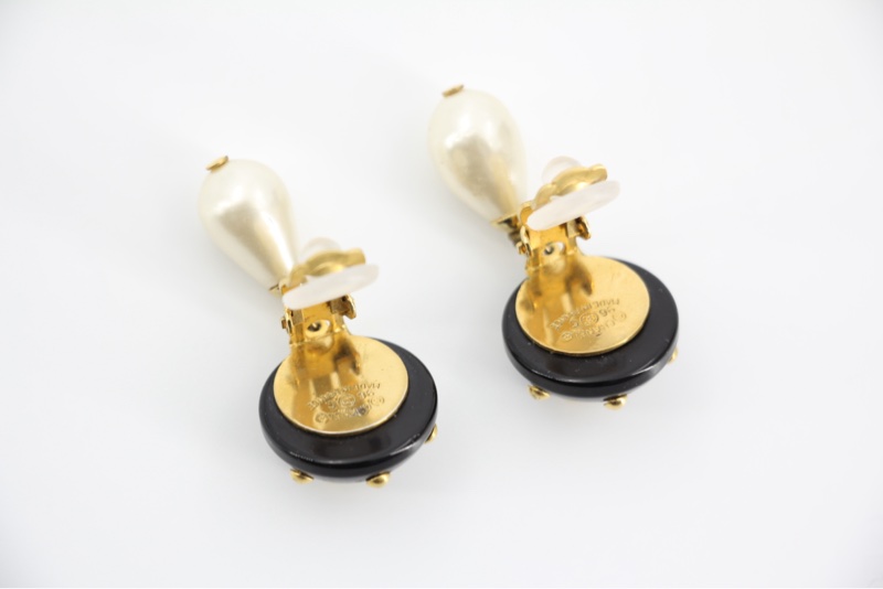 Chanel Vintage 96C 樹脂黑色波點仿珍珠吊墜耳環-6