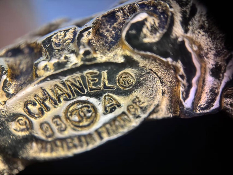 Chanel Vintage 93A 熔岩八角黑金色胸針-13