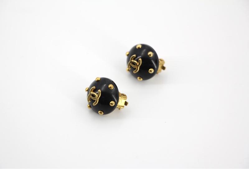Chanel Vintage 96C樹脂黑色金色點點耳環-1