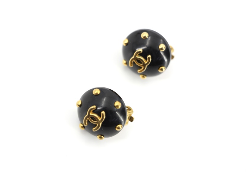 Chanel Vintage 96C樹脂黑色金色點點耳環-2