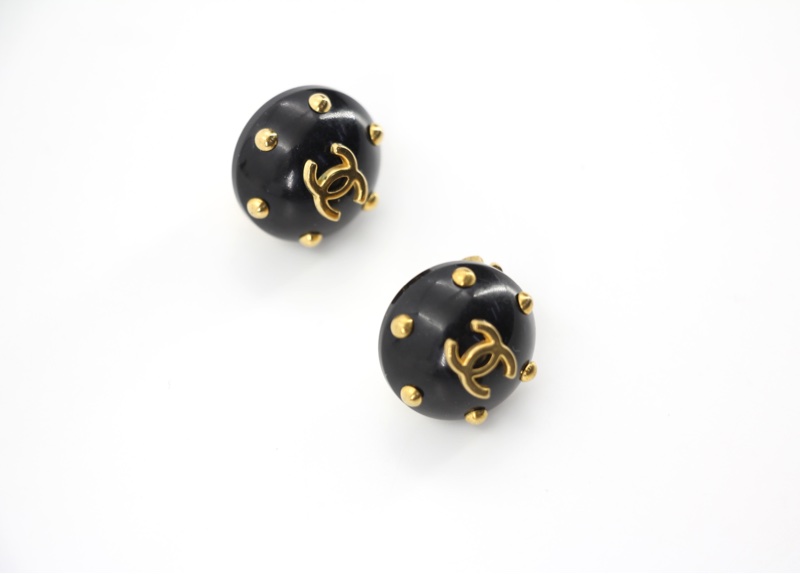 Chanel Vintage 96C樹脂黑色金色點點耳環-3