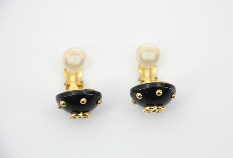 Chanel Vintage 96C樹脂黑色金色點點耳環-6