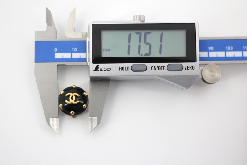 Chanel Vintage 96C樹脂黑色金色點點耳環-14