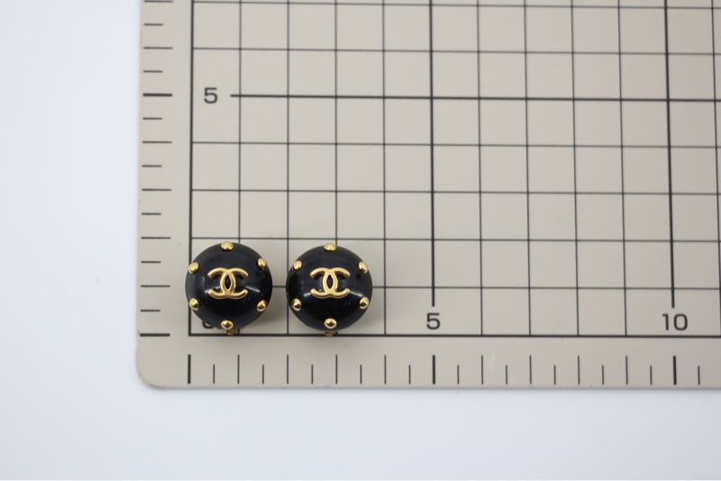 Chanel Vintage 96C樹脂黑色金色點點耳環-15