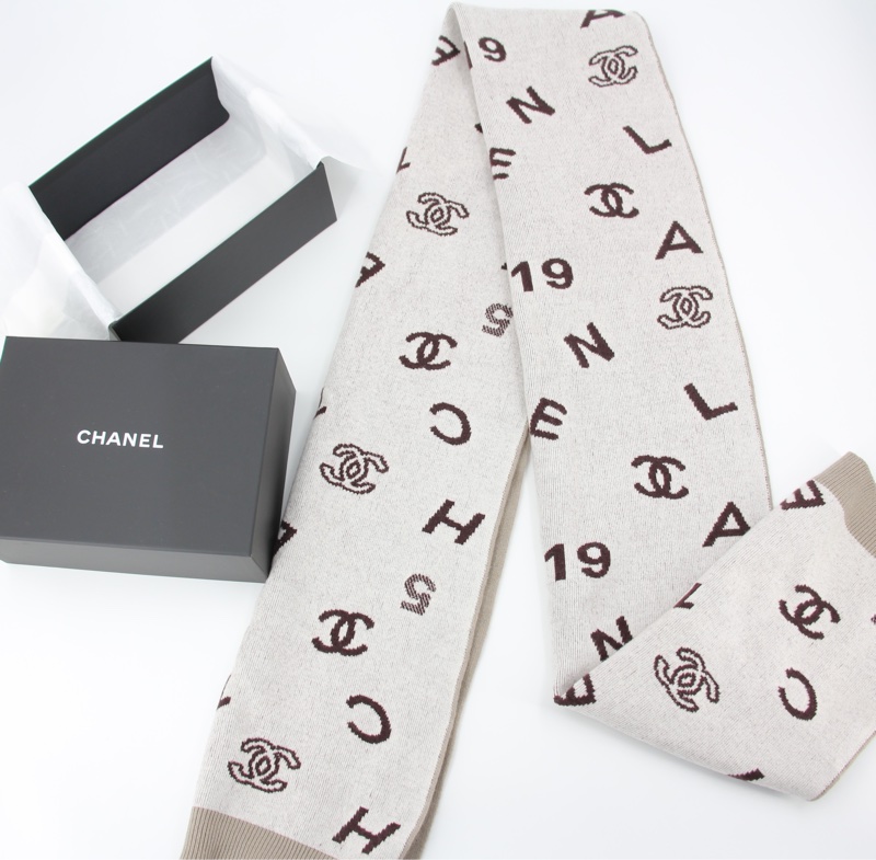Chanel 23A 羊絨奶茶色五號CC Logo圍巾-0