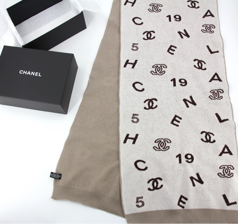Chanel 23A 羊絨奶茶色五號CC Logo圍巾-5