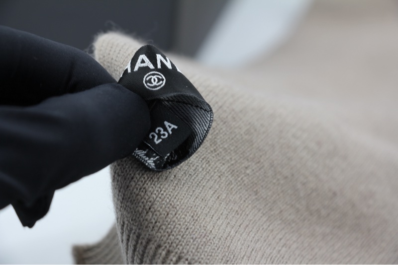 Chanel 23A 羊絨奶茶色五號CC Logo圍巾-10