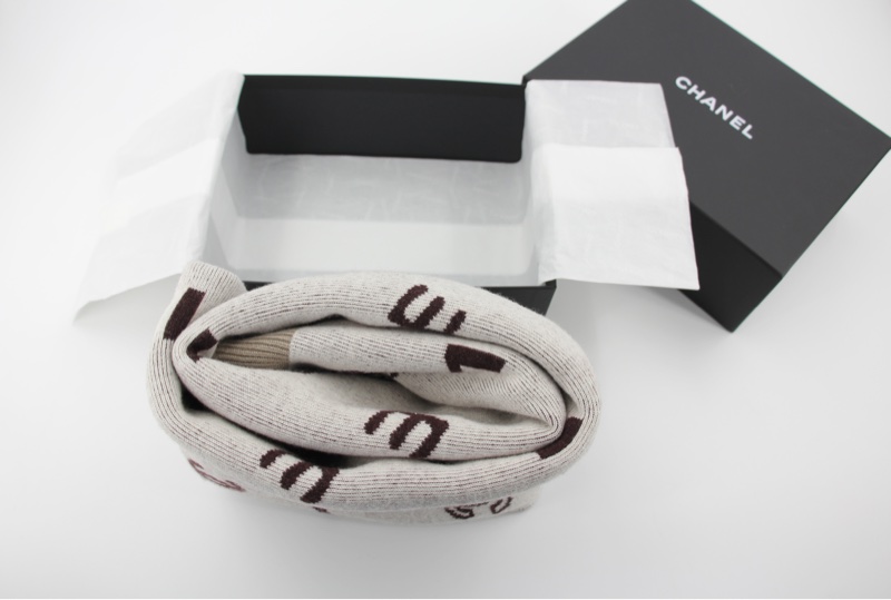 Chanel 23A 羊絨奶茶色五號CC Logo圍巾-12