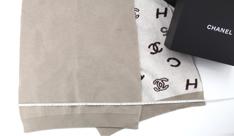 Chanel 23A 羊絨奶茶色五號CC Logo圍巾-14