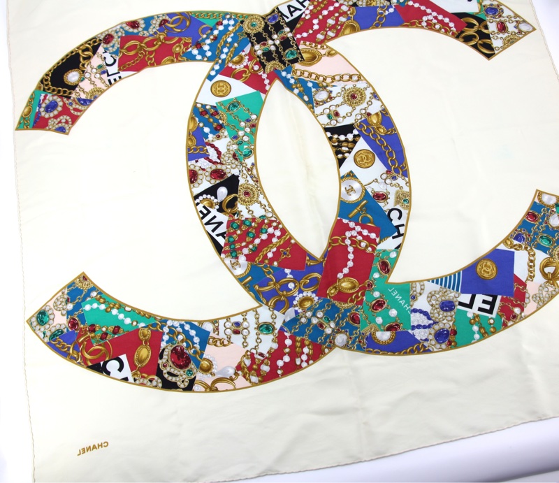 Chanel 100% 絲綢米白色珠寶圖案大絲巾-9