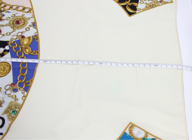 Chanel 100% 絲綢米白色珠寶圖案大絲巾-13