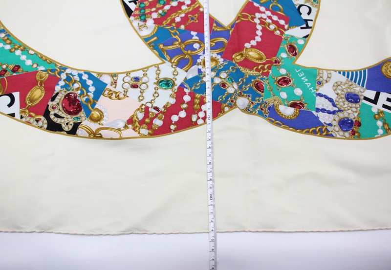 Chanel 100% 絲綢米白色珠寶圖案大絲巾-14