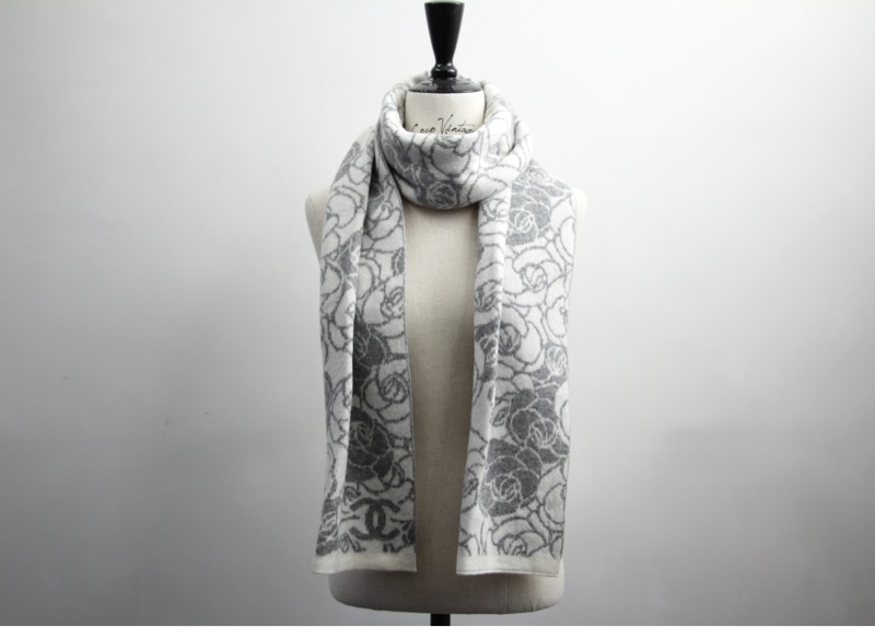 Chanel 23K 針織羊絨灰白色山茶花圍巾-1