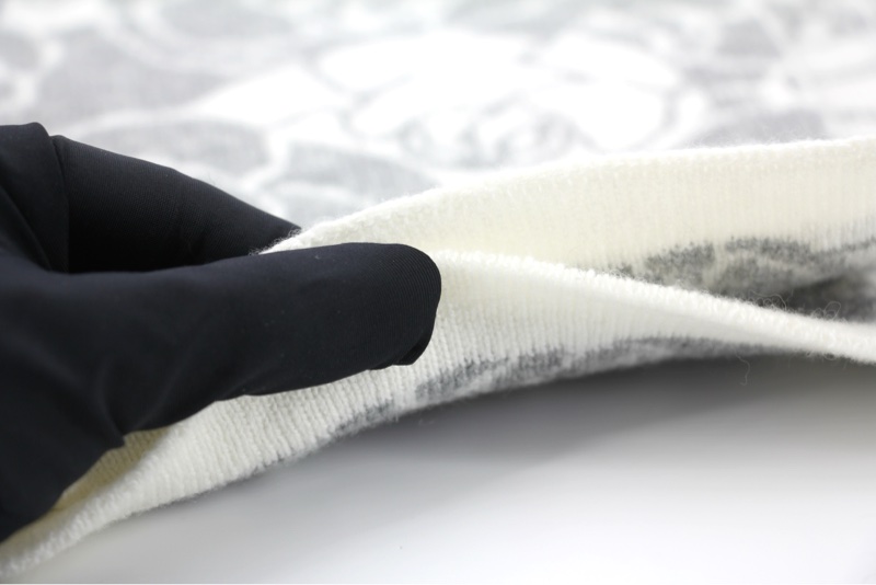 Chanel 23K 針織羊絨灰白色山茶花圍巾-6