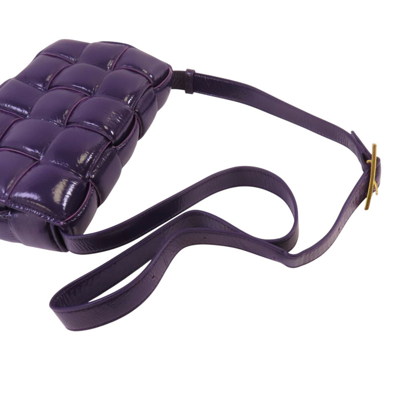 BOTTEGA VENETA 漆皮皮革Panted Cassette金扣肩背袋-8