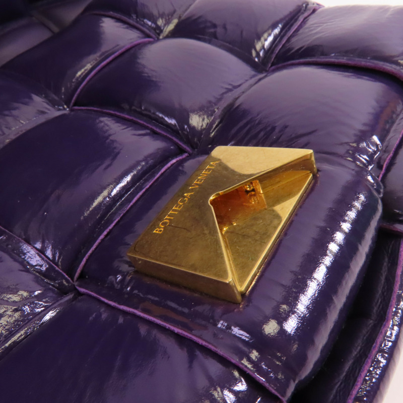 BOTTEGA VENETA 漆皮皮革Panted Cassette金扣肩背袋-14