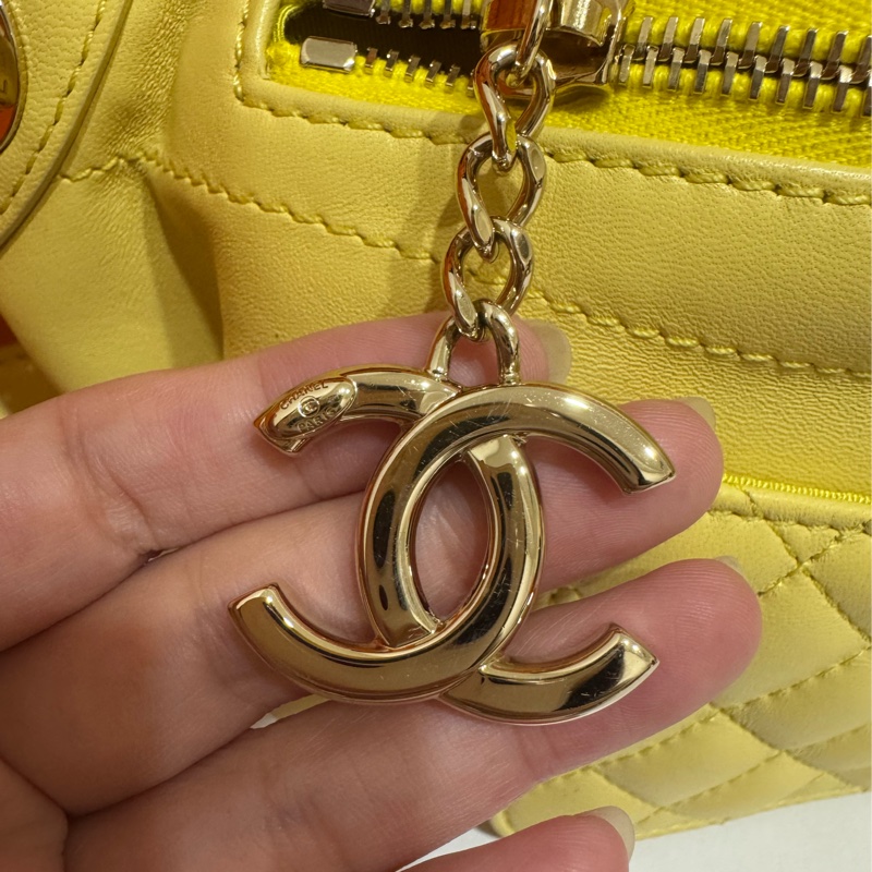 Chanel 小雞黃俏皮胸口包 超可愛唷 🍋 附：盒 塵袋-3