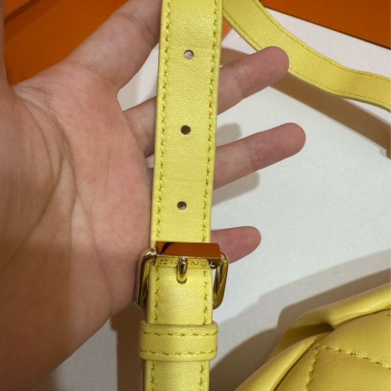 Chanel 小雞黃俏皮胸口包 超可愛唷 🍋 附：盒 塵袋-4