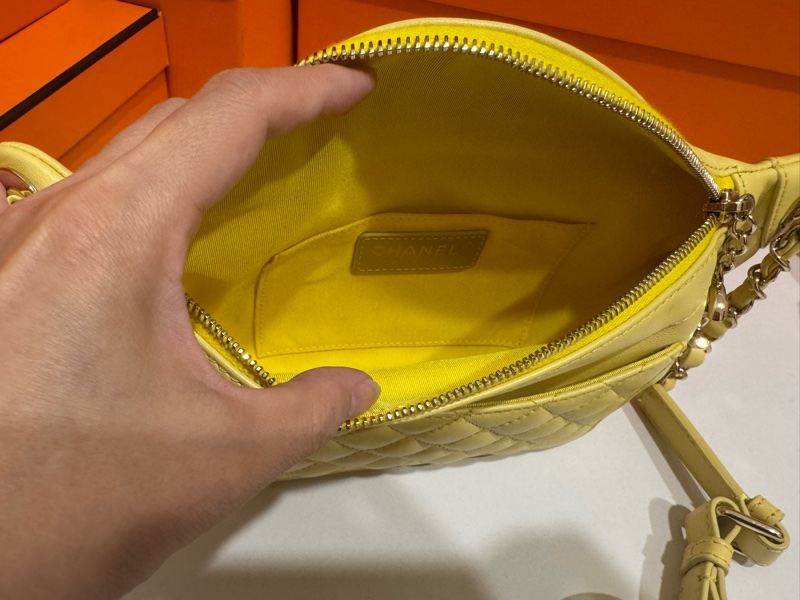 Chanel 小雞黃俏皮胸口包 超可愛唷 🍋 附：盒 塵袋-5