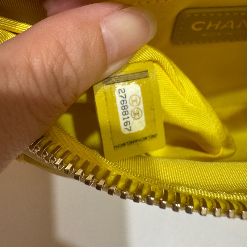 Chanel 小雞黃俏皮胸口包 超可愛唷 🍋 附：盒 塵袋-6