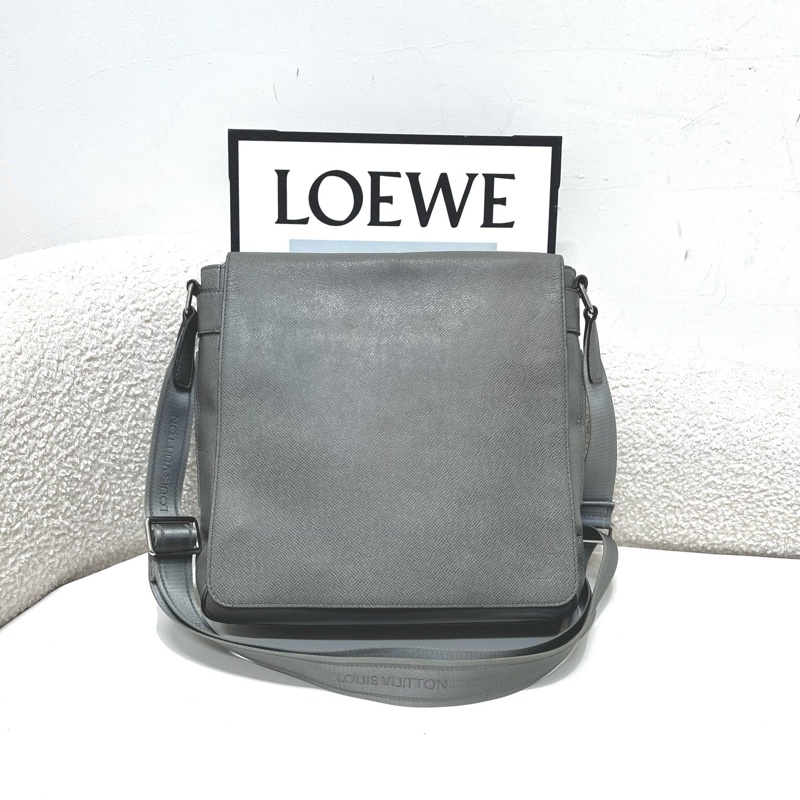 路易威登/LV 灰色全皮郵差包 單肩斜挎包 公文包容量大超實用-0