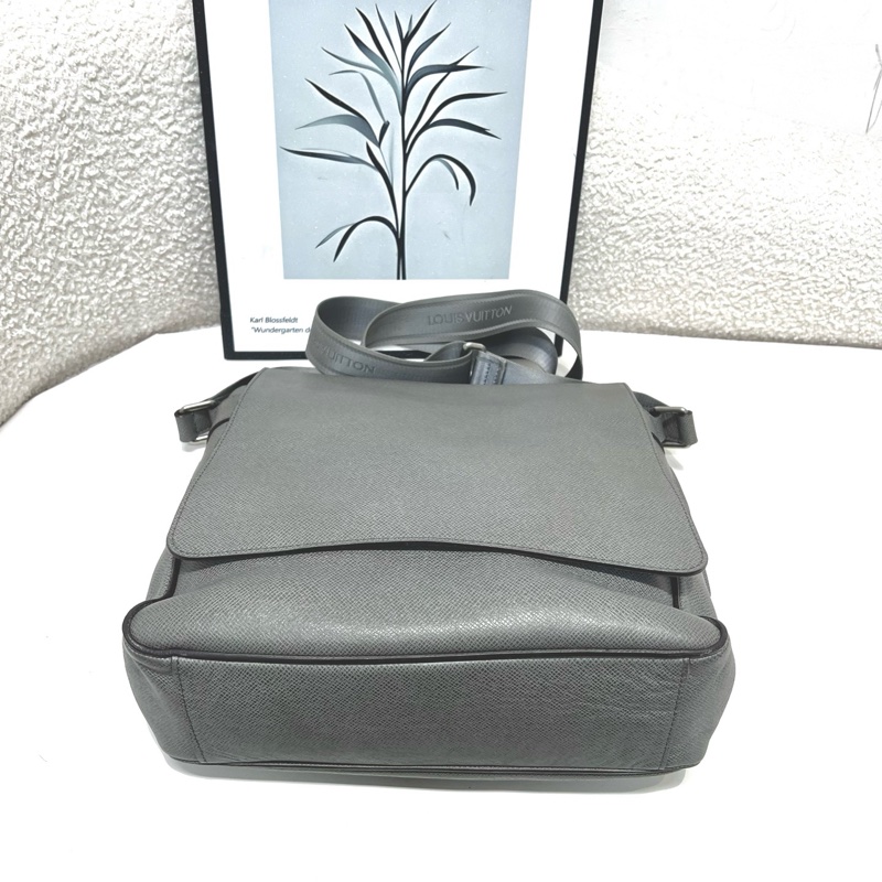 路易威登/LV 灰色全皮郵差包 單肩斜挎包 公文包容量大超實用-2