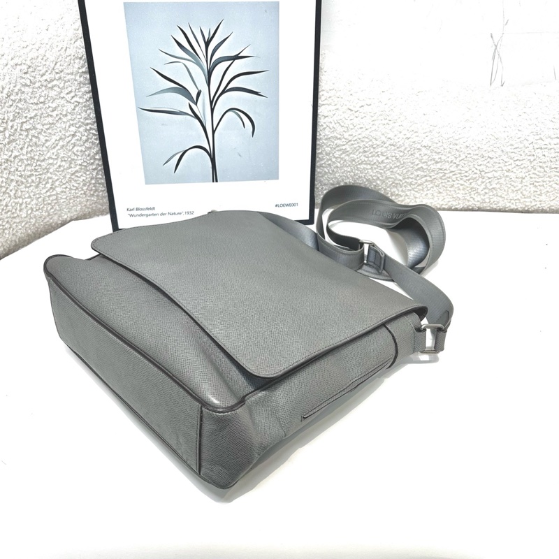 路易威登/LV 灰色全皮郵差包 單肩斜挎包 公文包容量大超實用-5