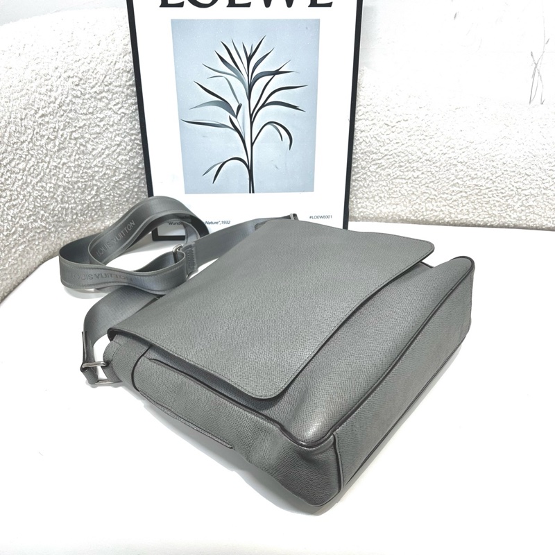 路易威登/LV 灰色全皮郵差包 單肩斜挎包 公文包容量大超實用-6