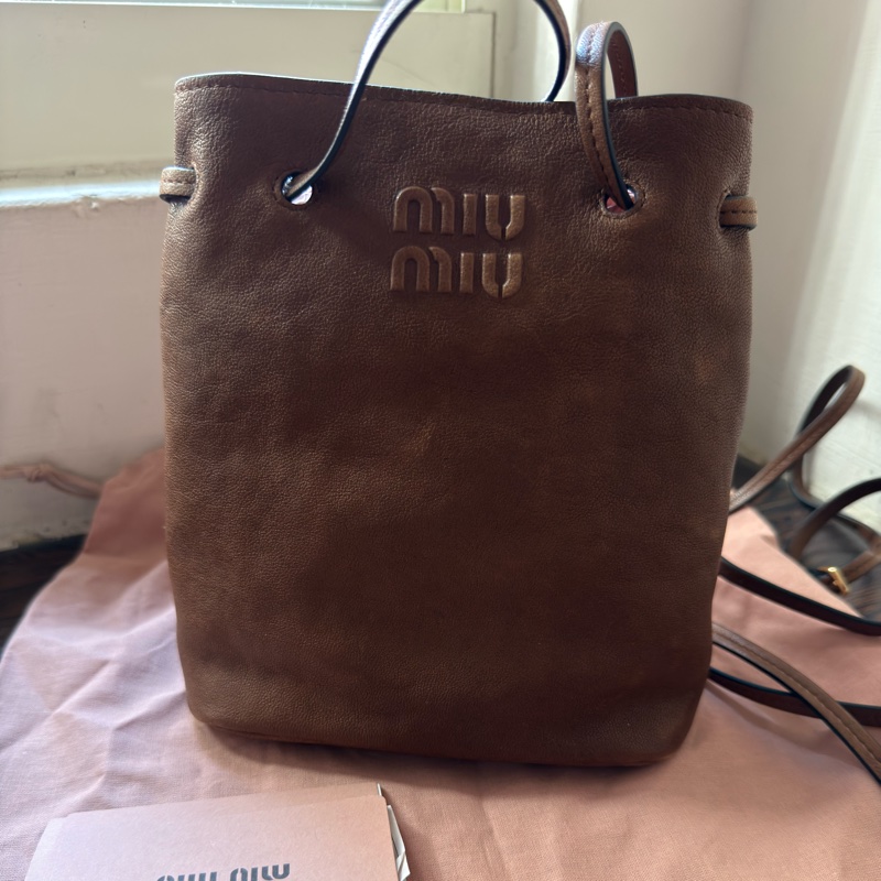 MIU MIU  nappa 水洗皮革迷你抽繩水桶包-0