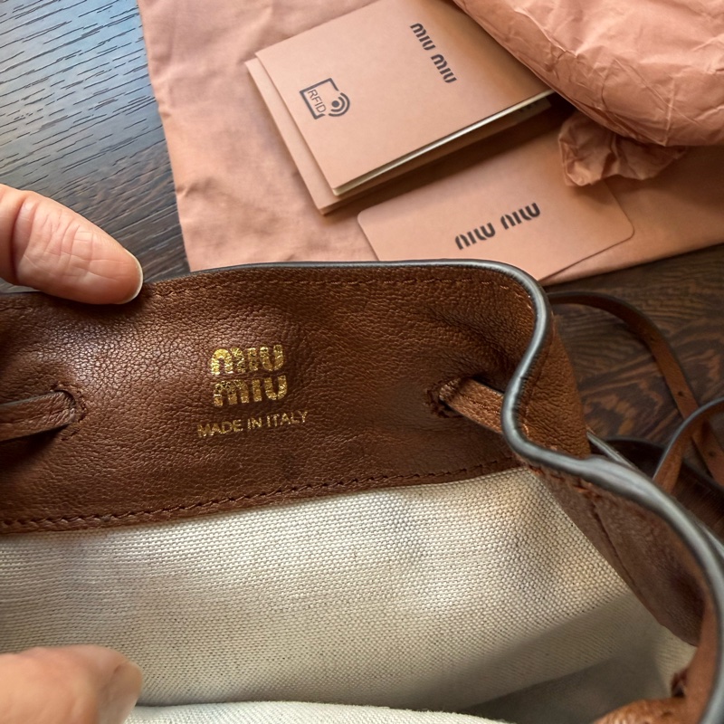 MIU MIU  nappa 水洗皮革迷你抽繩水桶包-15