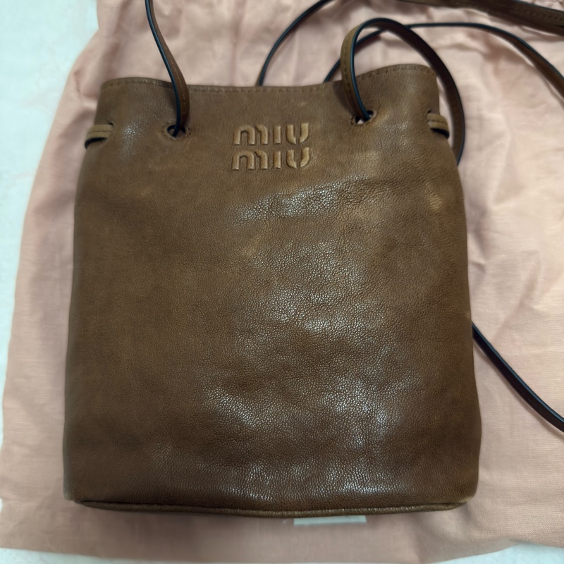 MIU MIU  nappa 水洗皮革迷你抽繩水桶包-6