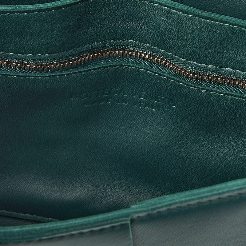 BOTTEGA VENETA 女士經典卡帶斜背包-7