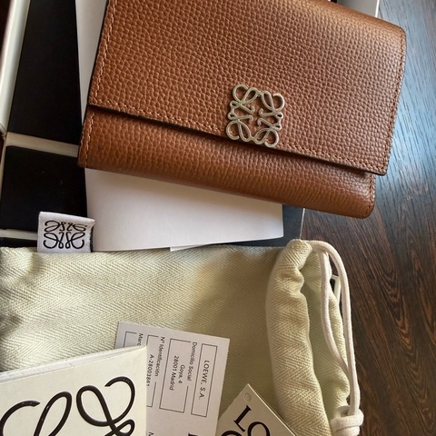 Loewe 經典雕花 三摺短夾 (棕褐色）Anagram Small Vertical Wallet