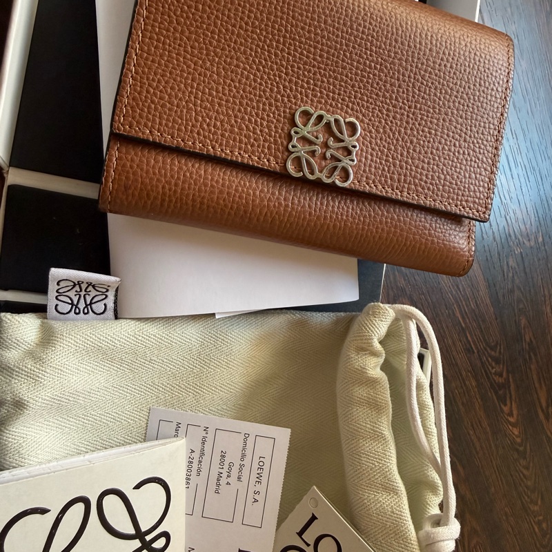 Loewe 經典雕花 三摺短夾 (棕褐色）Anagram Small Vertical Wallet-0