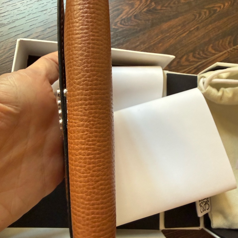 Loewe 經典雕花 三摺短夾 (棕褐色）Anagram Small Vertical Wallet-3