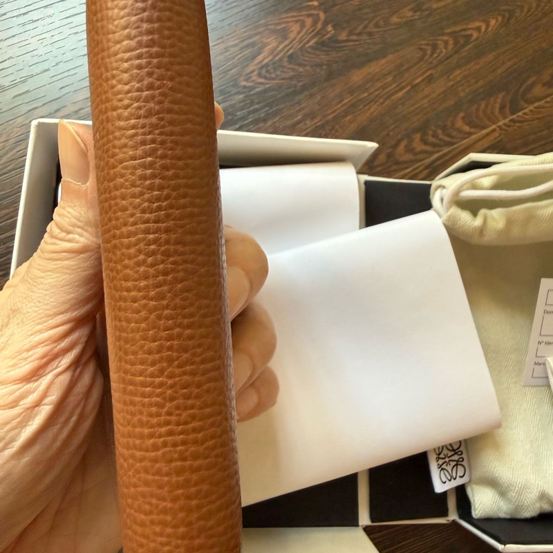 Loewe 經典雕花 三摺短夾 (棕褐色）Anagram Small Vertical Wallet-4