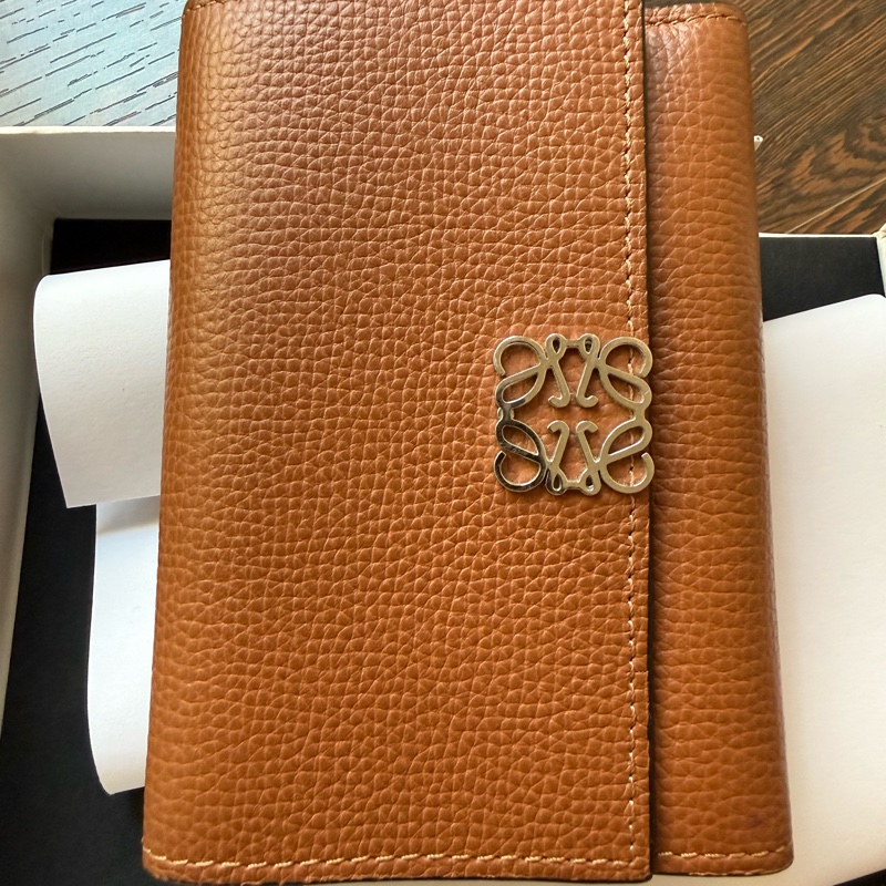 Loewe 經典雕花 三摺短夾 (棕褐色）Anagram Small Vertical Wallet-5