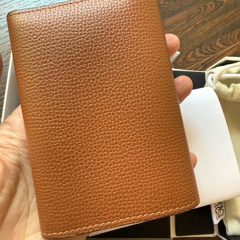 Loewe 經典雕花 三摺短夾 (棕褐色）Anagram Small Vertical Wallet-6